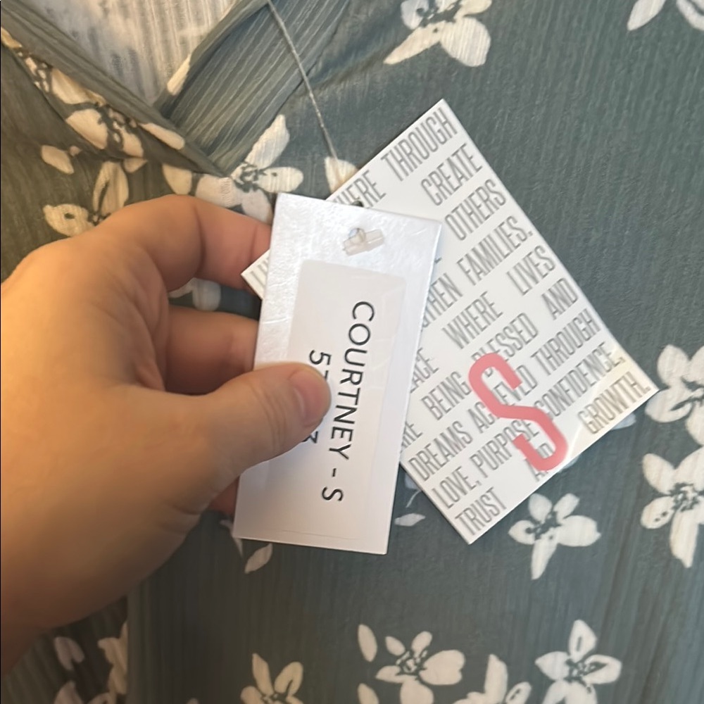 Courtney Floral Green Women's Top - Picture 2 of 4